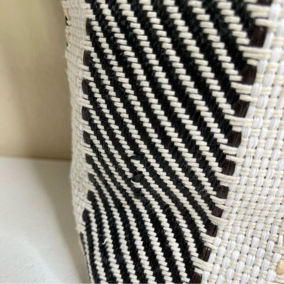 Sakroots Metro Woven Top Zip Tote Shoulder Bag Black White Owl Critter Keychain - Picture 9 of 14